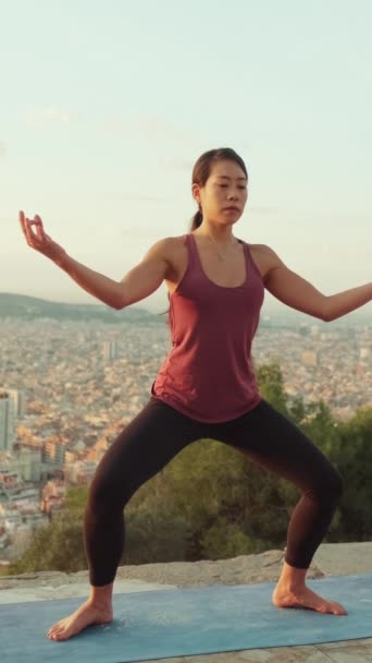 Kız Şafak Vakti Gözetleme Noktasında Yoga Asana Egzersizi Yapıyor — Stok video