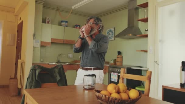 Äldre Man Dricker Kaffe Muggen Stående Köket — Stockvideo