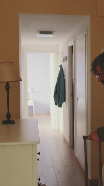 Senior Lelah Kembali Rumah Dari Perjalanan Dengan Koper Menutup Pintu — Stok Video