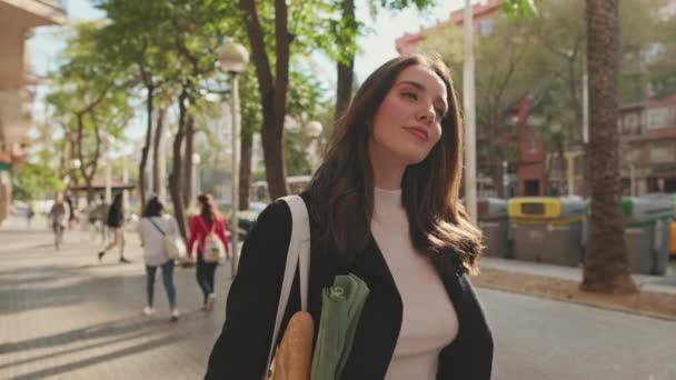 Young Woman Uses Reusable Grocery Bag — Stok video