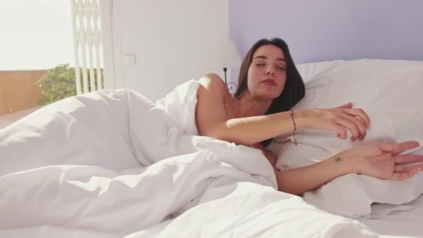 Mladá Žena Spí Posteli Brzy Ráno — Stock video