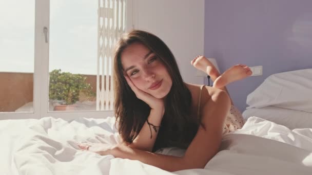 Yakın Plan Mutlu Kız Yatakta Yatıyor — Stok video