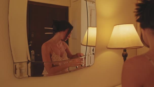 Ung Kvinna Sätta Smink När Står Framför Spegeln — Stockvideo