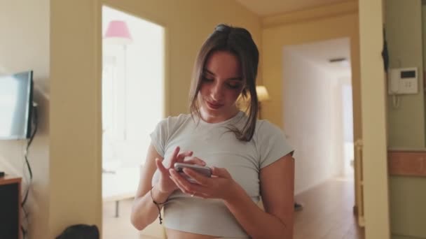 Glimlachende Jonge Vrouw Scrollen Door Foto Haar Mobiele Telefoon Tijdens — Stockvideo