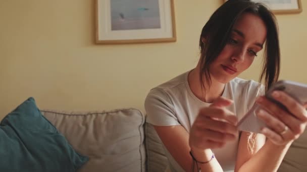 Młoda Kobieta Korzystająca Telefonu Komórkowego Smsowania Przewijania Podczas Siedzenia Kanapie — Wideo stockowe