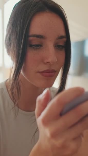 Vertische Video Jonge Vrouw Met Behulp Van Mobiele Telefoon Tijdens — Stockvideo