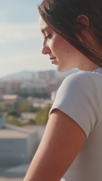 Video Vertical Mujer Joven Disfrutando Una Hermosa Vista Mientras Está — Vídeos de Stock