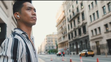 Karşıdan karşıya geçen genç adam.