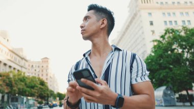 Cep telefonu kullanan bir adamın ellerini yakın plan çek