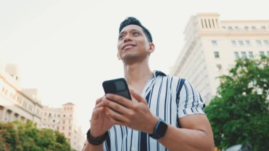 Cep telefonu kullanan bir adamın ellerini yakın plan çek