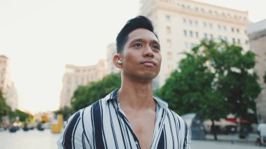 Genç bir turist eski şehrin meydanında yürüyor.