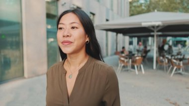 Sokakta yürüyen mutlu genç kadın