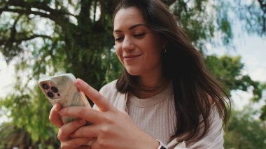 Kapat şunu, genç bayan. Parkta telefon kullanıyor.