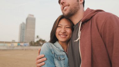 Birbirini seven bir çift kumsalda birlikte vakit geçirir.