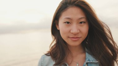 Kameraya bakan güzel, genç bir kadının yakın çekimi.