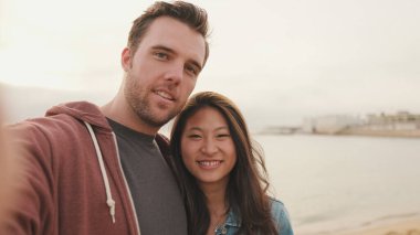 Gülen çift telefonda konuşuyor.