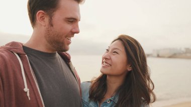 Gülen çift telefonda konuşuyor.