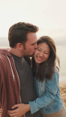 Gülen çift telefonda konuşuyor.