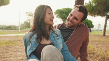 Parkta birlikte vakit aşık Çift