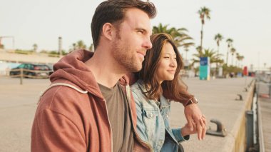 Limanda oturan mutlu çiftin yakın çekimi.