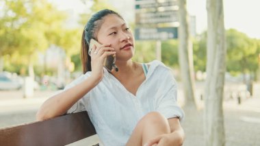 genç kızın cep telefonuyla konuşan yakın çekim