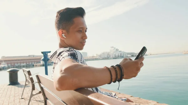 Giovane Turista Siede Sulla Panchina Sul Molo Utilizza Telefono Cellulare — Foto Stock