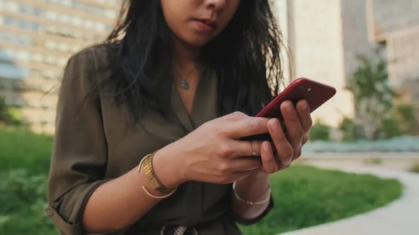 Close Chica Joven Utiliza Teléfono Inteligente Mientras Está Sentado Los — Foto de Stock