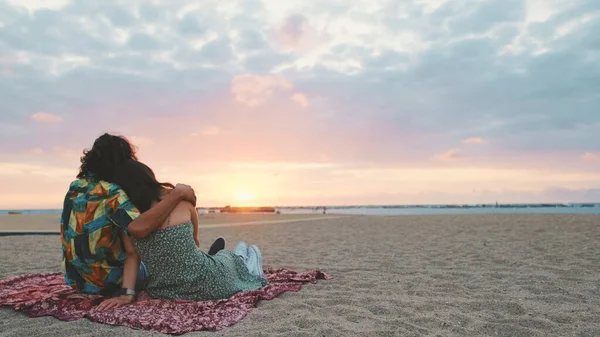 Homem Mulher Abraçando Praia Observando Amanhecer Visão Traseira — Fotografia de Stock