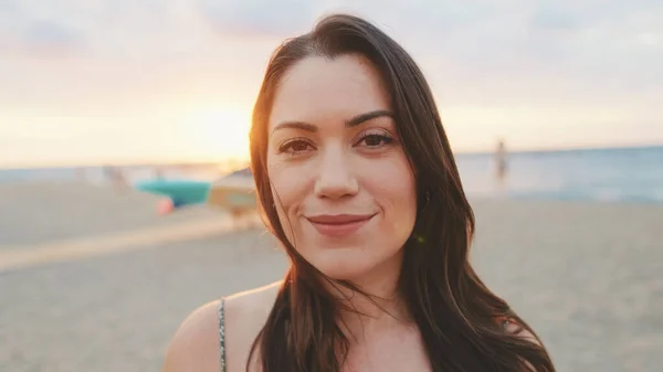 Jovem Mulher Abre Olhos Sorri Para Câmera Enquanto Está Praia — Fotografia de Stock