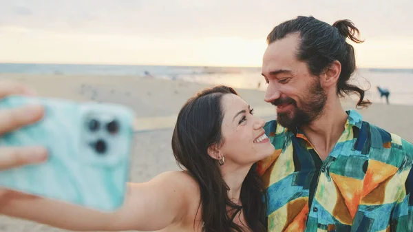 Riendo Pareja Tomando Selfie Teléfono Móvil Mientras Está Pie Playa —  Fotos de Stock