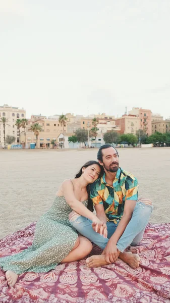 Kumsalda Battaniyede Oturan Mutlu Çift — Stok fotoğraf