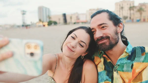 Pareja Feliz Tomando Selfie Teléfono Móvil Mientras Está Sentado Playa — Foto de Stock
