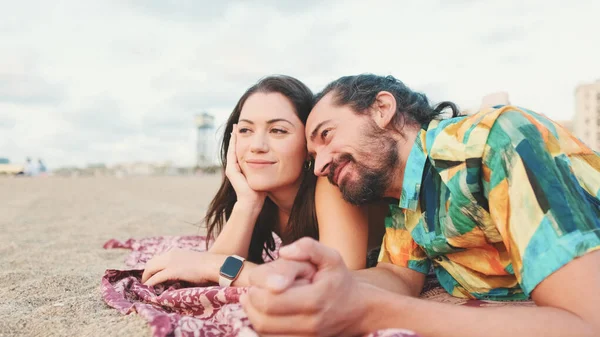 男人和女人在海滩上的毛毯上聊天和放松 — 图库照片