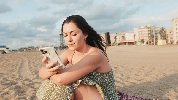 Mujer Joven Sentada Playa Arena Usando Teléfono Móvil —  Fotos de Stock