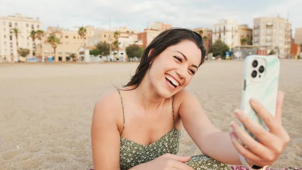 Mutlu Genç Kadın Komik Suratlar Yapıyor Selfie Çekiyor — Stok fotoğraf