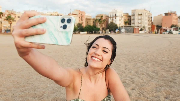 Szczęśliwa Młoda Kobieta Robi Śmieszne Miny Robi Selfie — Zdjęcie stockowe