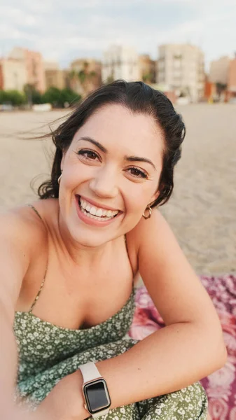 Lycklig Ung Kvinna Gör Roliga Ansikten Och Tar Selfie — Stockfoto
