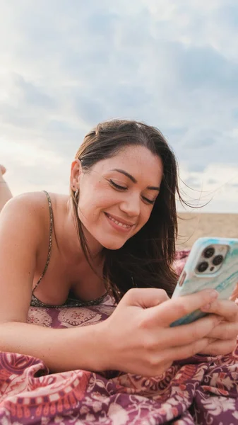 Jovem Relaxante Praia Usando Telefone Celular — Fotografia de Stock