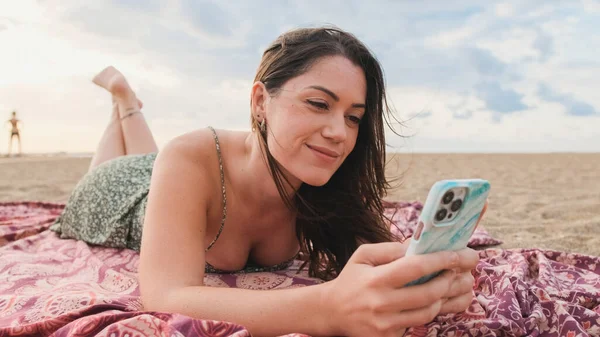 Jovem Sorrindo Mulher Relaxante Praia Usando Telefone Celular — Fotografia de Stock