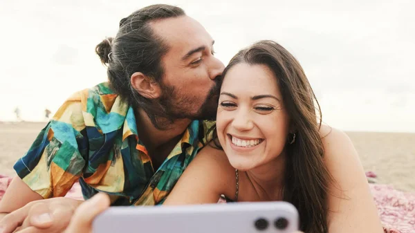 Aşık Bir Çift Kumsalda Öpüşüyor Cep Telefonuyla Selfie Çekiyor — Stok fotoğraf