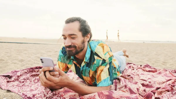 Young Man Lies Relaxing Beach Takes Selfie Smartphone — Fotografia de Stock