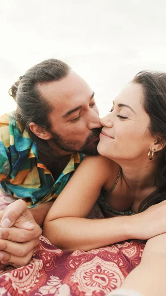 Couple Amour Mensonges Baisers Sur Plage Prendre Selfie Sur Téléphone — Photo