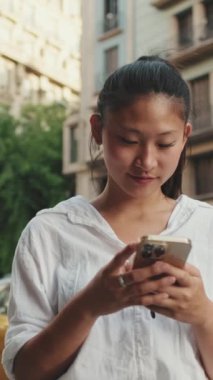 Yol kenarında dururken cep telefonu kullanan genç bir kadın var ya?