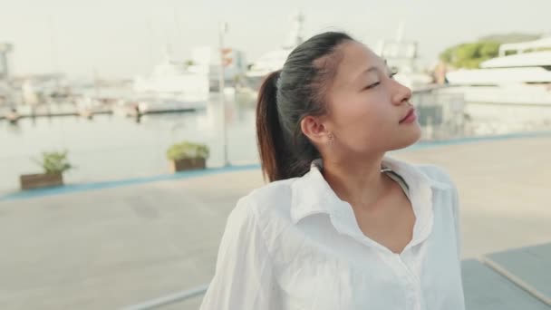 Nahaufnahme Einer Jungen Frau Vor Dem Hintergrund Des Meeres — Stockvideo