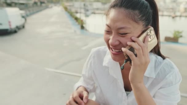 Крупним Планом Молода Жінка Говорить Мобільному Телефоні Морському Фоні — стокове відео