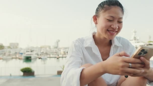 Zblízka Usmívající Mladá Žena Pomocí Mobilního Telefonu Mořském Pozadí — Stock video