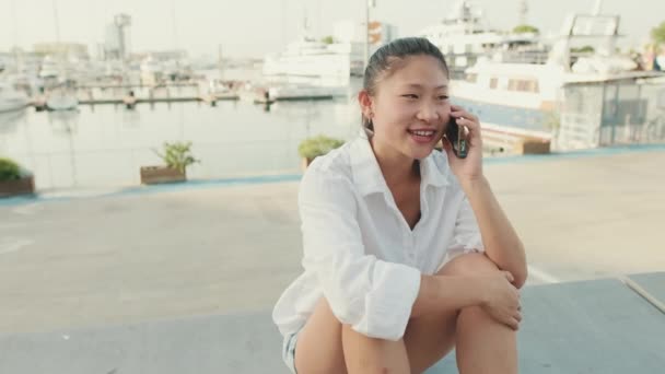 Молода Жінка Говорить Мобільному Телефоні Морському Фоні — стокове відео
