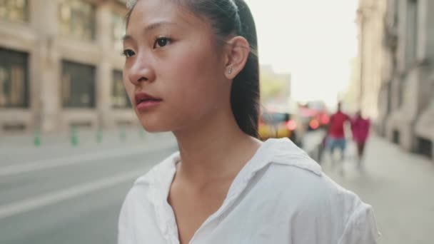 Молода Жінка Чекає Таксі — стокове відео