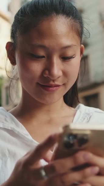 Vertische Video Close Jonge Vrouw Met Behulp Van Mobiele Telefoon — Stockvideo