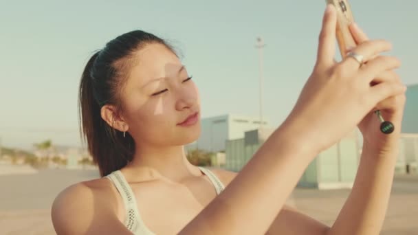 Asian Girl Sports Top Makes Selfie While Standing Embankment Modern — Stockvideo